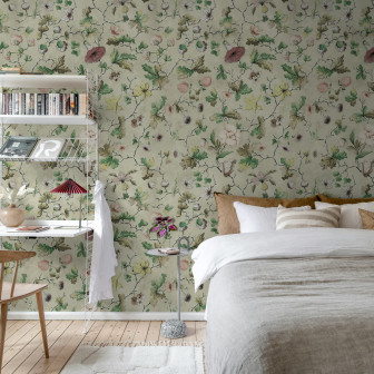 Tapet floral bej în decorul unui dormitor