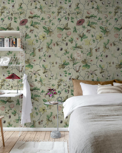 Tapet floral bej în decorul unui dormitor