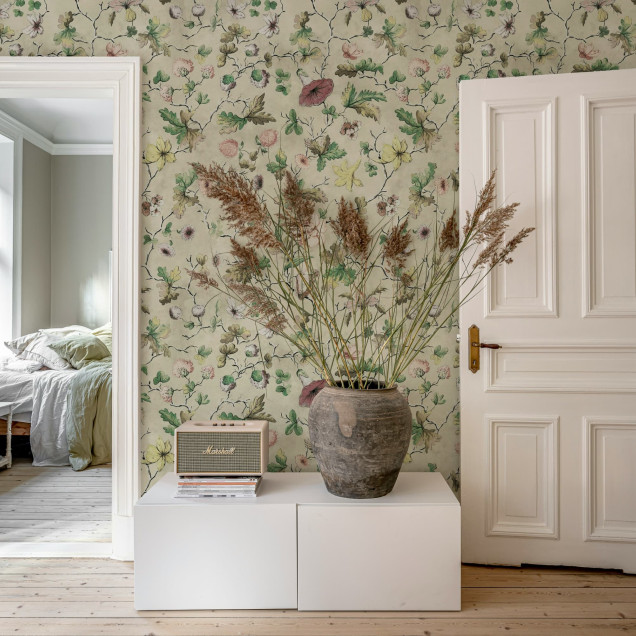 Tapet floral bej în decorul unui dormitor