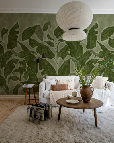 Tapet cu frunze tropicale verzi într-un living modern