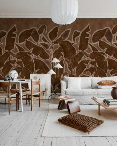 Tapet cu model tropical în tonuri de burgundia într-un living modern