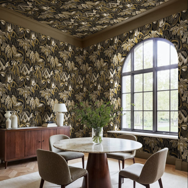 Tapet cu design exotic în living modern