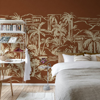 Tapet cu design tropical cu palmieri și elemente naturale, în nuanțe de maro și bej.