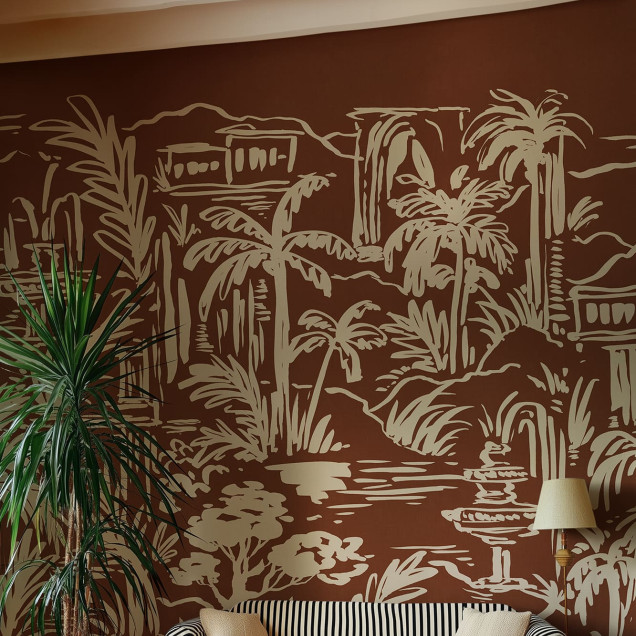Tapet cu design tropical cu palmieri și elemente naturale, în nuanțe de maro și bej.