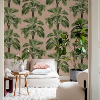 Tapet cu palmieri tropicali pe fundal roz, creând un decor interior relaxant