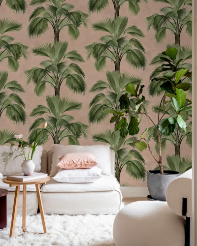 Tapet cu palmieri tropicali pe fundal roz, creând un decor interior relaxant