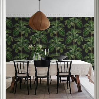 Tapet cu motiv tropical pe fundal negru într-o sufragerie elegantă