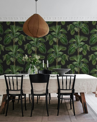 Tapet cu motiv tropical pe fundal negru într-o sufragerie elegantă