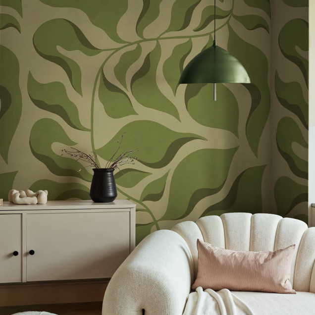 Tapet cu design botanic verde într-o sufragerie luminoasă.