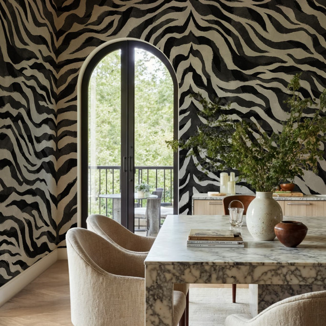 Tapet abstract alb-negru în living modern