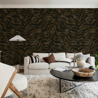 Tapet cu model animalier maro într-un living elegant