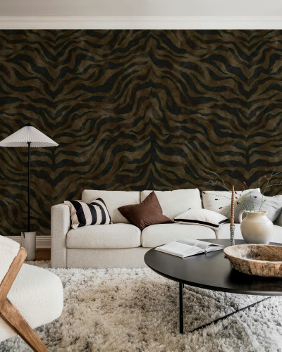 Tapet cu model animalier maro într-un living elegant
