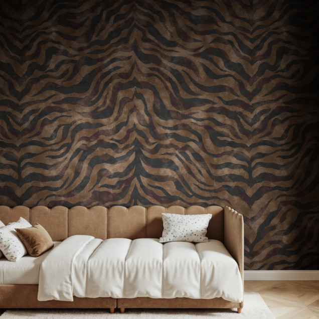 Tapet cu model animalier maro într-un living elegant