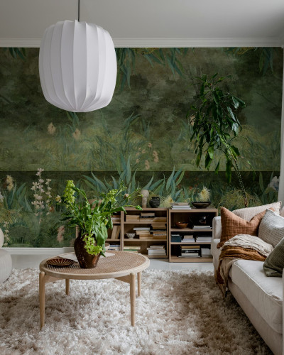 Fototapet cu peisaj tropical luxuriant într-un living elegant.