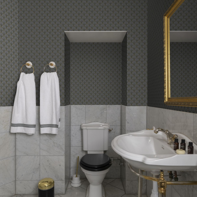 Tapet cu model subtil inspirat de nori într-o cameră de zi amenajată modern