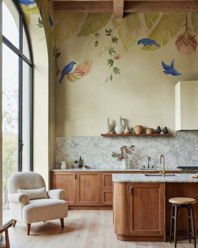 Tapet bej cu design păsări și vegetație într-o bucătărie modernă