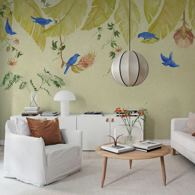 Tapet bej cu design păsări și vegetație într-o bucătărie modernă