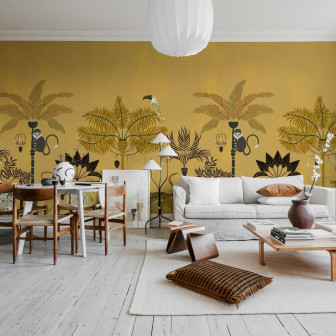 Living decorat cu tapet exotic cu motive savana si tonuri de galben.