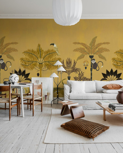 Living decorat cu tapet exotic cu motive savana si tonuri de galben.