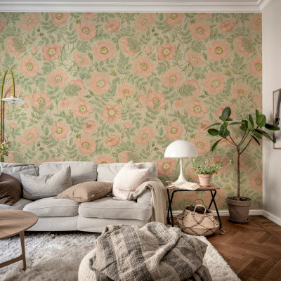 Tapet floral roz cu design delicat pe un perete