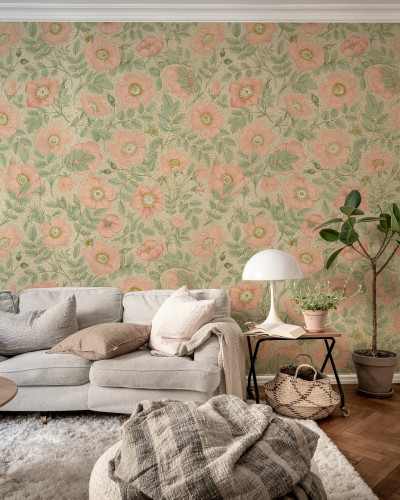 Tapet floral roz cu design delicat pe un perete