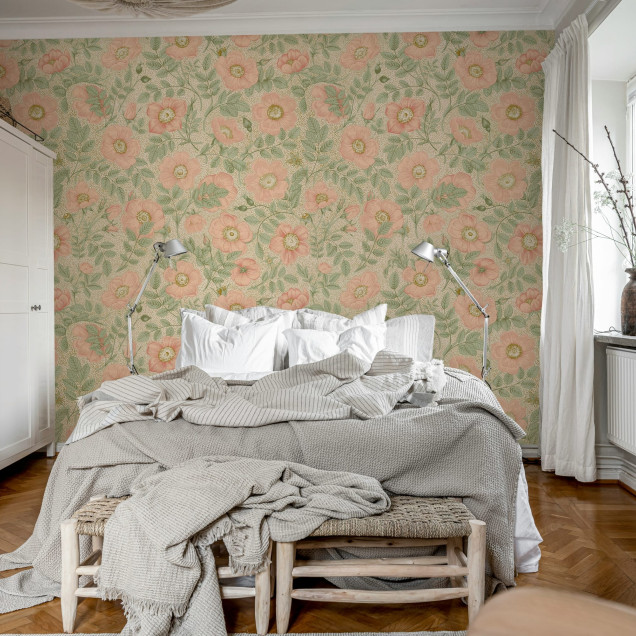 Tapet floral roz cu design delicat pe un perete