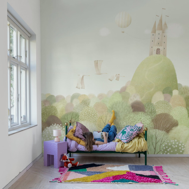 Fototapet cu un castel pe un deal, ideal pentru camera copiilor