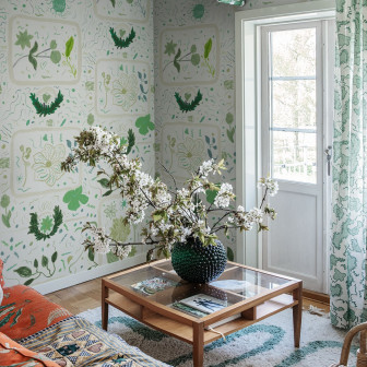 Tapet cu design floral verde într-o cameră decorată