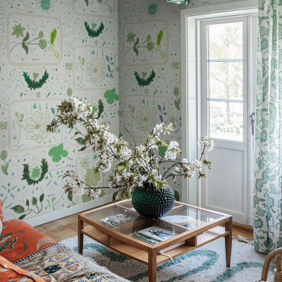 Tapet cu design floral verde într-o cameră decorată