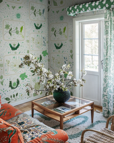 Tapet cu design floral verde într-o cameră decorată