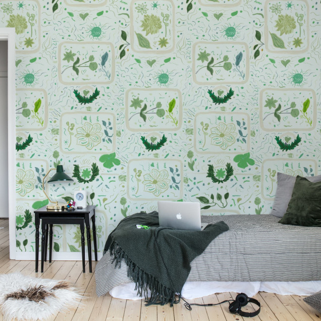 Tapet cu design floral verde într-o cameră decorată