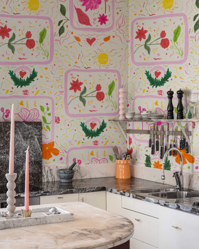 Tapet floral cu design vibrant, accente rozalii