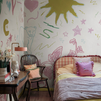 Tapet cu desene colorate într-o cameră cu decor jucăuș