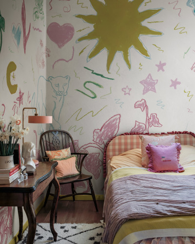Tapet cu desene colorate într-o cameră cu decor jucăuș