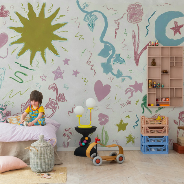 Tapet cu desene colorate într-o cameră cu decor jucăuș
