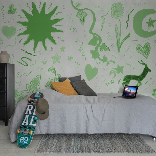 Tapet cu desene verzi într-o cameră cu mobilier modern