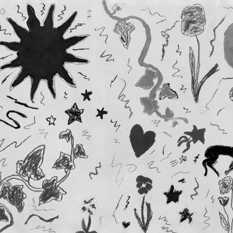 Fototapet alb-negru cu desene artistice într-o cameră de zi