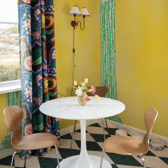 Tapet galben cu elemente decorative verzi, într-o cameră cu design interior eclectic.
