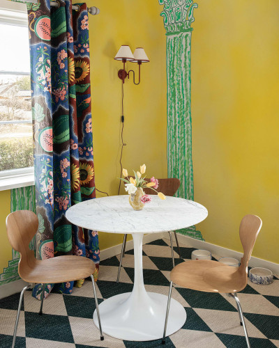 Tapet galben cu elemente decorative verzi, într-o cameră cu design interior eclectic.