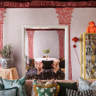 Tapet roșu cu coloane stilizate într-o cameră decorată