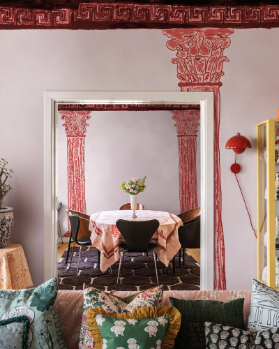 Tapet roșu cu coloane stilizate într-o cameră decorată