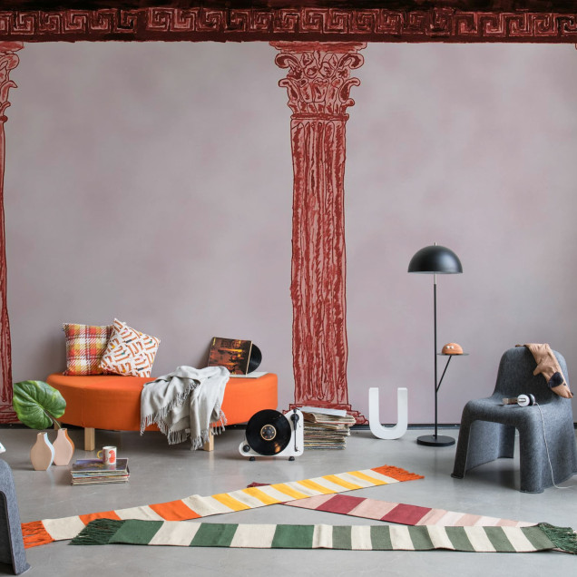 Tapet roșu cu coloane stilizate într-o cameră decorată