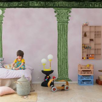 Camera decorată cu tapet roz și coloane verzi pictate