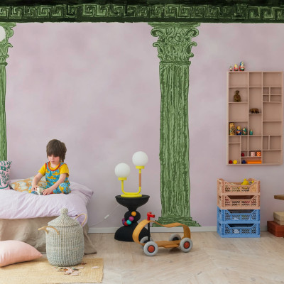 Camera decorată cu tapet roz și coloane verzi pictate