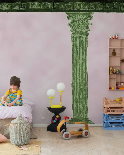 Camera decorată cu tapet roz și coloane verzi pictate