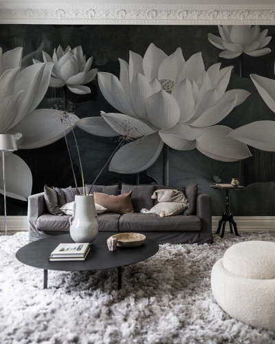 Fototapet floral cu lotus alb pe fundal negru într-un living modern