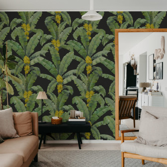 Tapet cu frunze de bananier negru și galben într-un living modern