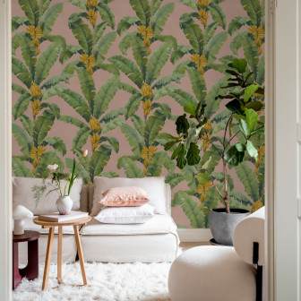 Tapet cu frunze de bananier pe fundal roz într-o cameră de zi luminoasă