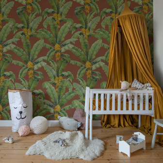 Tapet cu frunze de bananier burgundy într-o cameră de copii