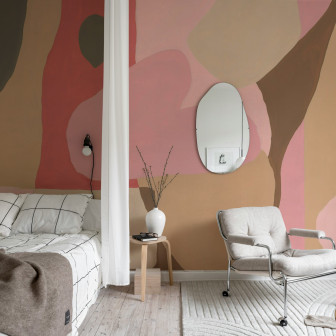 Tapet abstract în tonuri de roz și maro, decor interior